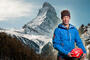 Simon Anthamatten as a mountain rescuer in the Red Bull reportage “The Horn”.