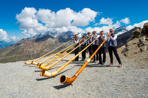 Wonder what it’s like to play the alphorn?