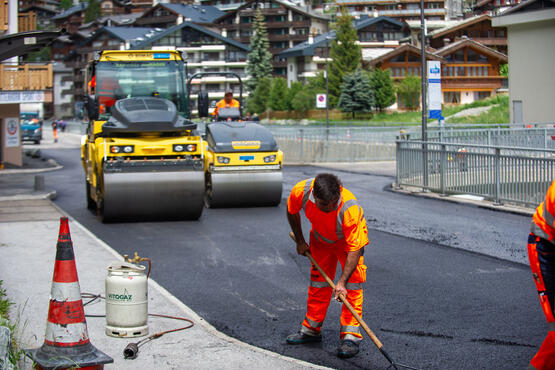 A road surface containing recycled plastic was used for the first time in Switzerland in Zermatt. 